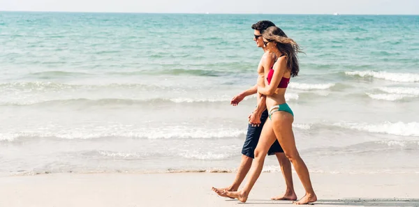 休暇ロマンチックな愛好家の若い幸せなカップルは 海で砂の上を歩いて楽しんでリラックスしながら熱帯のビーチで手を取り合っています 夏の休暇と旅行 — ストック写真