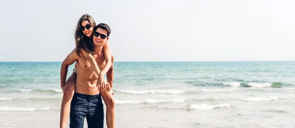 Urlaub Romantische Liebhaber Junge Glückliche Paar Umarmen Und Stehen Auf — Stockfoto