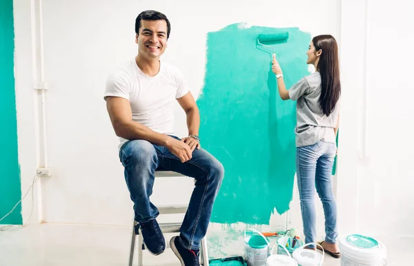 Couple Heureux Aide Rouleau Peinture Peinture Des Murs Dans Leur — Photo