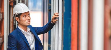 Kask takan profesyonel mühendis konteynır ustabaşı stokları yükleme için konteynıra yerleştiriyor. Lojistik ve iş ihracatı