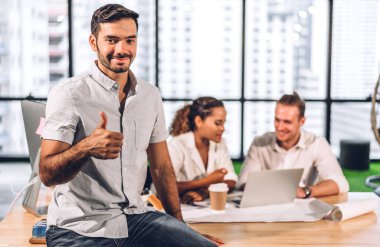 Zeki ve rahat bir şekilde Camara 'ya bakan kendine güvenen iş adamı. Genç yaratıcı iş arkadaşları. Ofiste çalışan ve strateji analizi planlayan iş adamları.