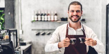Kahveci adamın portresi kafede ya da kahvecide elinde bir fincan kahve tutan küçük bir işletme sahibi. Kafede duran erkek barista.