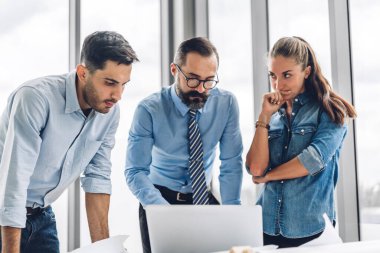 Profesyonel iş toplantıları ve yeni başlangıç projesiyle strateji tartışmaları. Modern ofiste dizüstü bilgisayarla yaratıcı iş adamları planlama ve beyin fırtınası. Takım çalışması kavramı