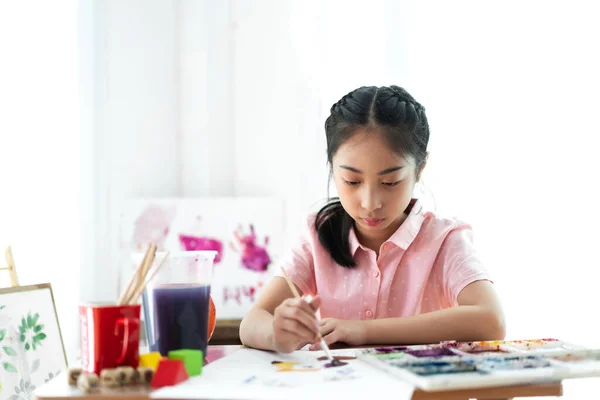 Bambina Artista Che Disegna Tela Con Tavolozza Colori Vernici Acquerello — Foto Stock