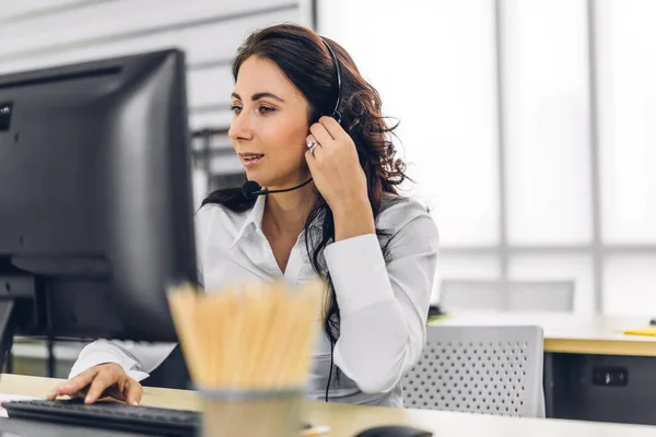 Beautiful Happy Call Center Smiling Businesswoman Operator Customer Support Consult — Stock Photo, Image