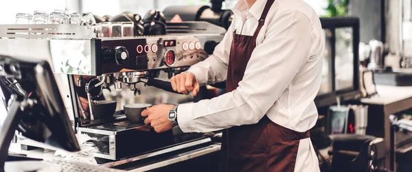 Retrato Barista Homem Pequeno Empresário Trabalhando Usando Máquina Café Para — Fotografia de Stock