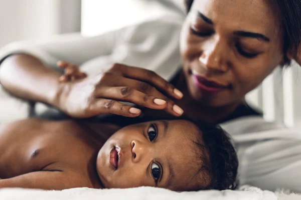 Ritratto Godere Amore Felice Famiglia Afro Americana Madre Giocando Con — Foto Stock