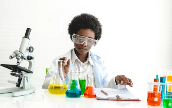 Afro Americano Bonito Menino Estudante Criança Aprendizagem Pesquisa Fazer Experimento — Fotografia de Stock