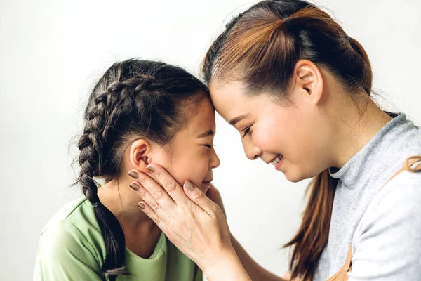 Portrét Těšit Šťastný Láska Asijské Rodiny Matka Malé Asijské Dívky — Stock fotografie