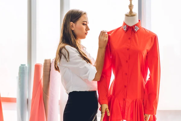 Retrato Joven Hermosa Mujer Bonita Diseñadora Moda Con Estilo Trabajo — Foto de Stock