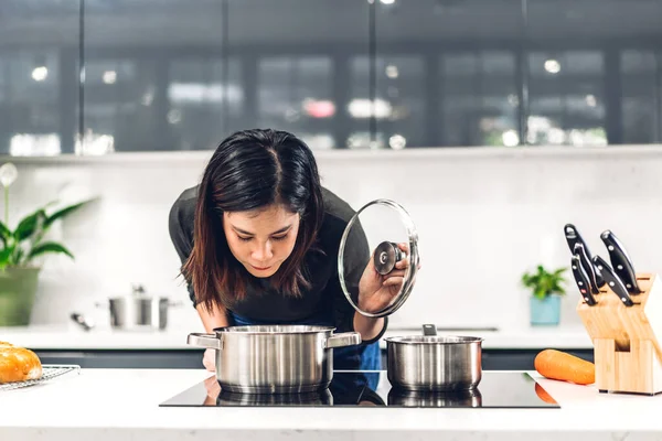 Wanita Asia Muda Berdiri Dekat Kompor Dan Memasak Wanita Yang — Stok Foto