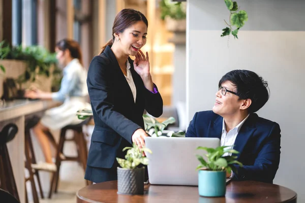 Grupo Negocios Asiáticos Discutiendo Estrategia Reuniones Compartiendo Ideas Pensamientos Con — Foto de Stock