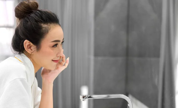 Молодая Женщина Умывает Чистое Лицо Водой Улыбается Перед Зеркалом Ванной — стоковое фото