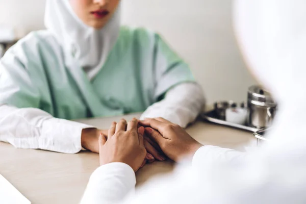 모슬렘 서비스는 환자와 상담하고 상담하는 서비스를 만나는 병원에서 신뢰를 — 스톡 사진