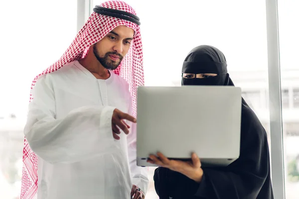 Sikeres Két Arab Üzletember Dolgozik Laptop Számítógép Kreatív Arab Emberek — Stock Fotó