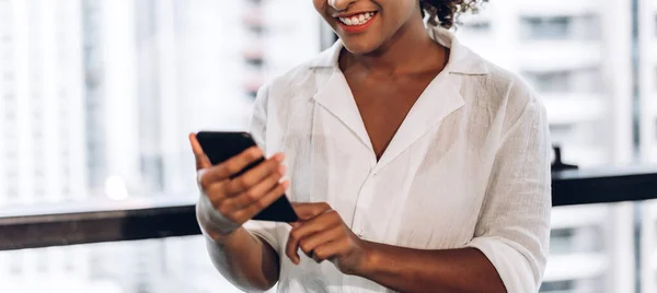 Sonriente Hermosa Empresa Profesional Afroamericana Mujer Negra Trabajando Utilizando Teléfono — Foto de Stock