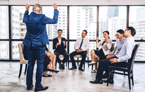 Zakenman Die Voor Een Groep Mensen Staat Het Consulteren Van — Stockfoto