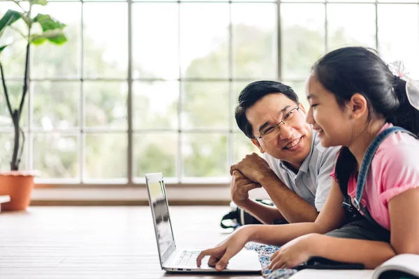 Vater Und Asiatisches Kind Kleines Mädchen Lernen Und Schauen Auf — Stockfoto