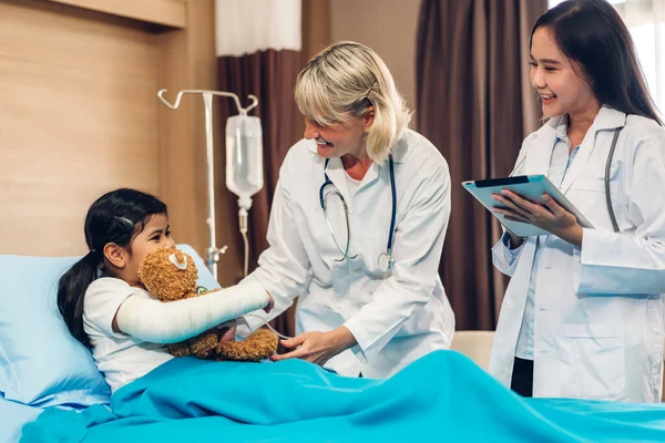 Glimlachende Vrouw Arts Dienst Helpen Ondersteunen Bespreken Overleg Met Kleine — Stockfoto