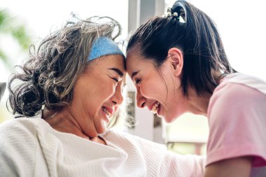 Mutlu bir aşk portresi. Asyalı bir aile. Yaşlı, olgun bir anne ve genç bir kız.