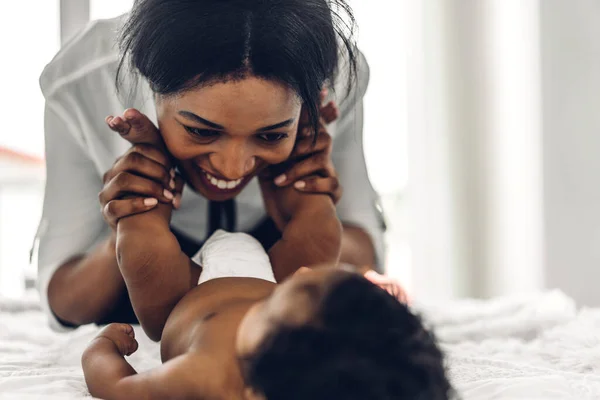 Retrato Desfrutar Amor Feliz Família Afro Americana Mãe Brincando Com — Fotografia de Stock