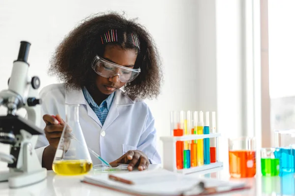 Afro Americano Bonito Menina Estudante Criança Aprendizagem Pesquisa Fazer Experimento — Fotografia de Stock