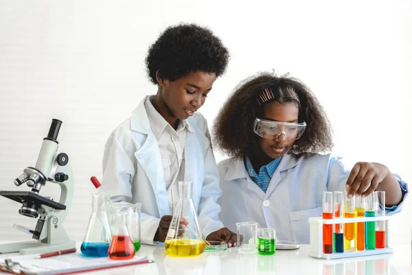 Dois Afro Americanos Bonitinho Menino Menina Estudante Pesquisa Aprendizagem Infantil — Fotografia de Stock