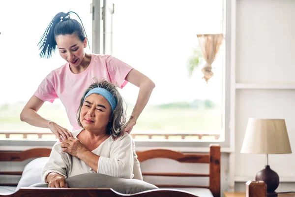 Retrato Disfrutar Feliz Amor Asiático Familia Senior Maduro Madre Joven — Foto de Stock