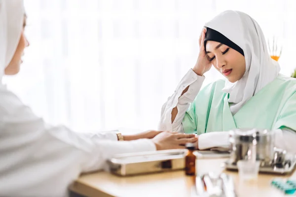 Müslüman Asyalı Kadın Doktor Hizmetleri Müslüman Kadın Hastalarla Görüşme Sağlık — Stok fotoğraf