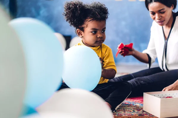 Mãe Afro Americana Brincando Com Adorável Menina Afro Americana Casa — Fotografia de Stock