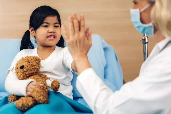 Ärztin Mit Schutzmaske Unterstützt Gespräche Und Beratungen Mit Kleinen Patientinnen — Stockfoto