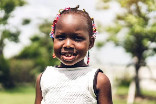Retrato Feliz Sorrindo Pequena Criança Afro Americana Menina Parque — Fotografia de Stock