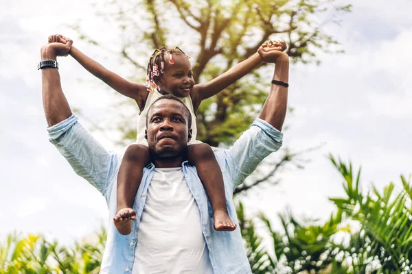 Πορτρέτο Του Απολαύσετε Ευτυχισμένη Αγάπη Μαύρο Οικογένεια Αφροαμερικανός Πατέρας Μεταφέρουν — Φωτογραφία Αρχείου