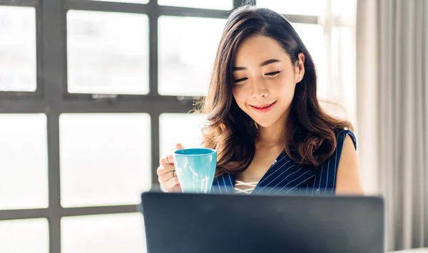 Biznes Azjatycka Kobieta Pracuje Laptopem Komputera Pić Kawy Kreatywne Ludzi — Zdjęcie stockowe