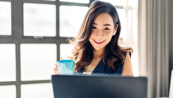 Negócios Mulher Asiática Trabalhando Com Computador Portátil Beber Coffee Creative — Fotografia de Stock