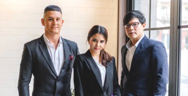 Bir grup profesyonel iş modeli ofiste durup Camara 'ya bakmaktan keyif alıyor ve rahatlıyor. Takım çalışması konsepti.