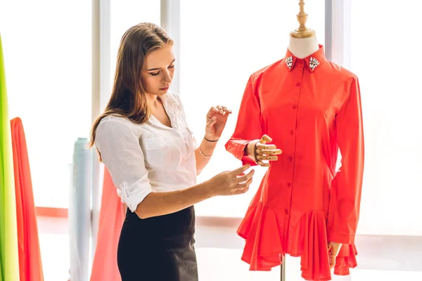 Retrato Joven Hermosa Mujer Bonita Diseñadora Moda Con Estilo Trabajo — Foto de Stock