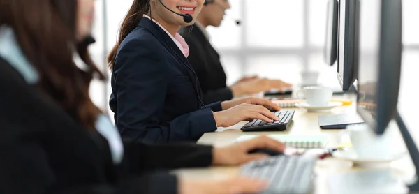 Grupp Glada Asiatiska Leende Call Center Affärsoperatör Kundsupport Team Telefon — Stockfoto