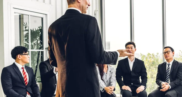 Geschäftsmann Steht Vor Einer Gruppe Von Menschen Einem Beratungsgespräch Konferenzseminar — Stockfoto