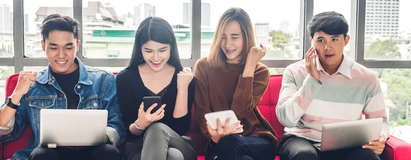 Groep Van Vrienden Zitten Ontspannen Gebruik Technologie Samen Van Laptop — Stockfoto