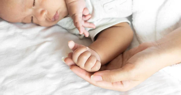 Retrato Desfrutar Amor Feliz Família Mãe Asiática Brincando Com Adorável — Fotografia de Stock