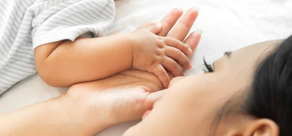 Retrato Disfrutar Del Amor Feliz Familia Asiática Madre Jugando Con — Foto de Stock