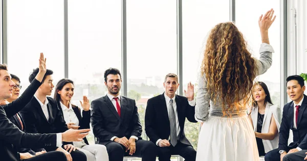 Empresário Frente Grupo Pessoas Consultoria Conferência Seminário Reunião Mostrando Mão — Fotografia de Stock