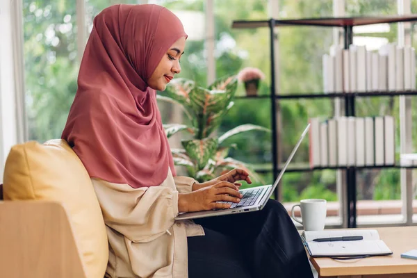 Young Smiling Beautiful Muslim Woman Relaxing Using Laptop Computer Working — Stock Photo, Image