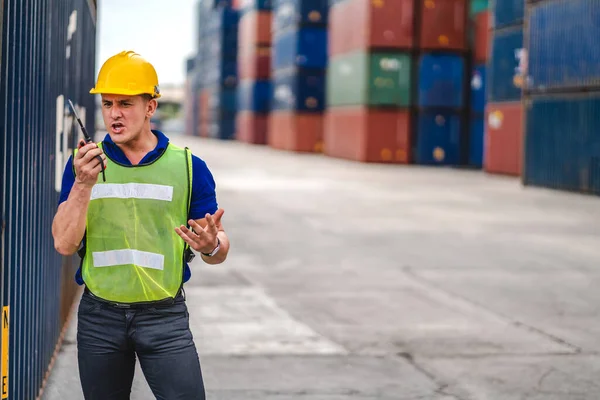 专业工程师集装箱货物工头 头戴钢盔 站立工作 使用对讲机将库存检查到集装箱内装卸 物流和商业出口 — 图库照片
