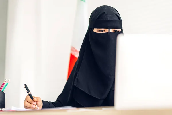 Donna Affari Araba Che Guarda Computer Desktop Mentre Siede Sulla — Foto Stock