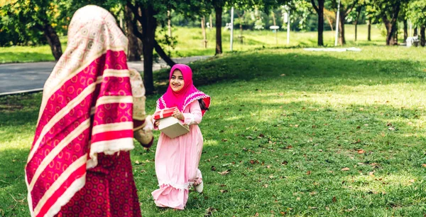 Mutlu Mutlu Aile Portresi Arap Müslüman Anne Yaz Parkında Tesettürlü — Stok fotoğraf