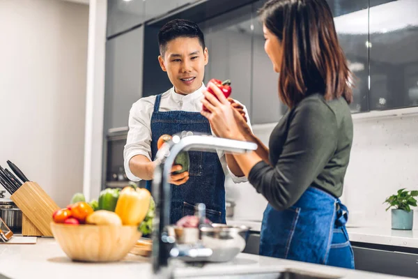 Genç Asyalı Çift Masada Taze Sebze Salatasıyla Birlikte Yemek Pişiriyor — Stok fotoğraf
