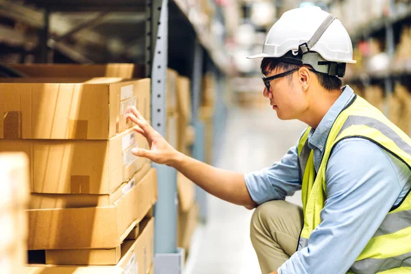 Portret Van Lachende Aziatische Ingenieur Voorman Helmen Man Bestellen Details — Stockfoto