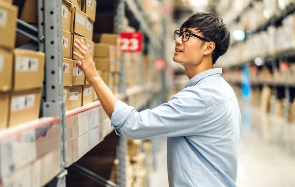 Portret Van Lachende Aziatische Manager Arbeider Staande Bestel Details Controleren — Stockfoto